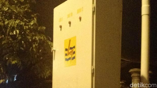Petugas PLN Cek Aliran Listrik Rumah Jokowi di Malam Midodareni