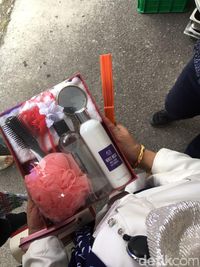 Bingkisan bagi yang memandikan Kahiyang.