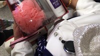 Ada pula bingkisan kedua yang berisi handuk, sisir, cermin, shower gel, body lotion, dan shower puff. Bingkisan yang kedua disebut khusus untuk yang memandikan Kahiyang.  (Foto: Bayu Isnanto)