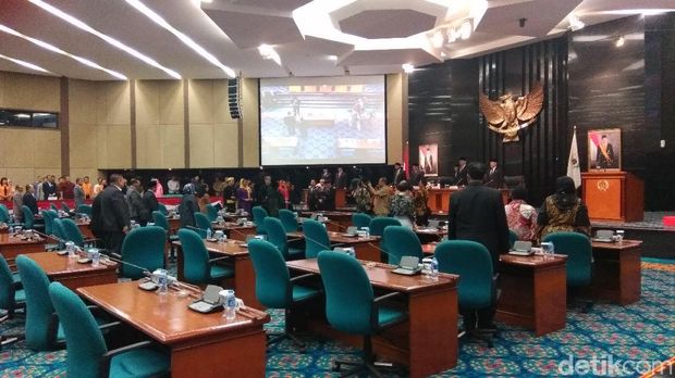 Perdana, Anies-Sandi Hadiri Paripurna di DPRD DKI