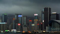 Lokasinya tak jauh dari Indonesia. Wilayahnya pun sangat kecil. Tapi pada 2015, Hong Kong tercatat sangat padat dengan orang kaya yang memiliki harta lebih dari US$ 100 juta. Para konglomerat di Hong Kong jumlahnya 15,3 per 100 ribu kepala keluarga. Ini tak lepas dari posisi Hong Kong sebagai surga pajak.