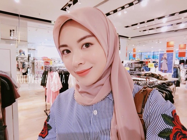 Dalam memilih riasan, Ayana Jihye Moon juga senang tampil flawless. Lihat saja, tanpa riasan tebal pun kulit wajahnya sangat mulus. Foto: Dok. Instagram @xolovelyayana