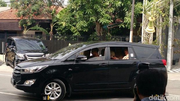 Dari Rumah Jokowi, Air Siraman untuk Bobby Dibawa ke Hotel Alila
