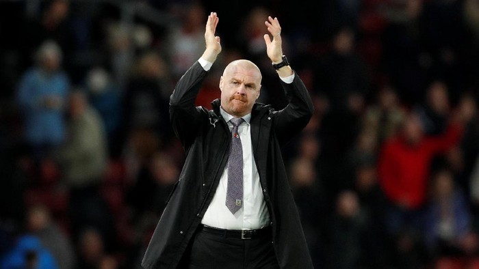Soccer Football - Premier League - Southampton vs Burnley - St Marys Stadium, Southampton, Britain - November 4, 2017   Burnley manager Sean Dyche applauds the fans at the end of the match    Action Images via Reuters/John Sibley  EDITORIAL USE ONLY. No use with unauthorized audio, video, data, fixture lists, club/league logos or 