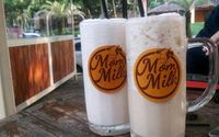 Kafe susu yang bisa Anda kunjungi di Solo namanya Mom Milk.