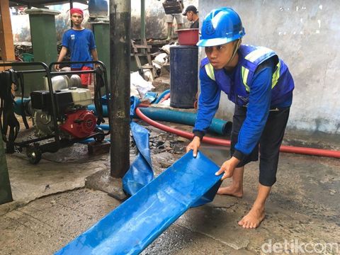 Genangan air laut sudah surut dari permukiman RT 03 RW 03 Luar Batang, Penjaringan, Jakut, Selasa (7/11/2017)