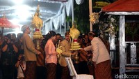 Pada acara ini, Bobby tidak diperbolehkan mengintip Kahiyang. Bobby hanya menyerahkan paningset melalui keluarga Jokowi.