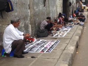 Pak Anies, Trotoar di Jatinegara Juga Dijajah PKL Nih!