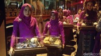 Sempat menunggu terlalu lama, seserahan diletakkan di jalan sambil menunggu bisa masuk ke kediaman Jokowi. Foto: Danu Damarjati/detikcom