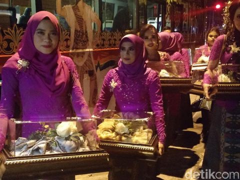 Seragam Keluarga di Midodareni Kahiyang Ayu Bawa Keceriaan dan Semangat