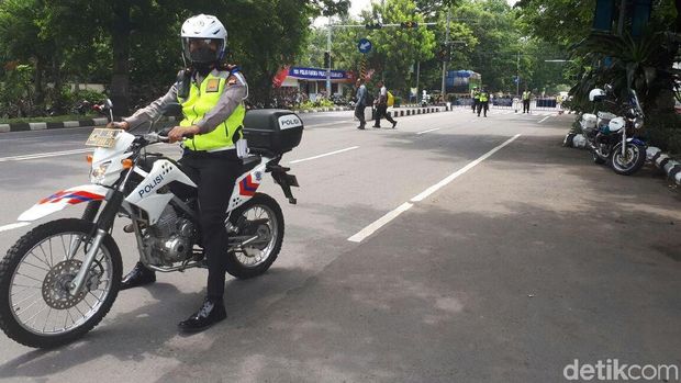 Polisi berjaga saat simulasi kirab pernikahan Kahiyang-Bobby