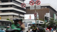 Anies Baswedan berencana menghapus pelarangan sepeda motor di ruas Jalan Sudirman dan Jalan MH Thamrin. Rencana tersebut merupakan bagian dari pembangunan trotoar kawasan Sudirman-Thamrin menjelang Asian Games 2018.