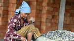 Jokowi Mantu, Mbah Paijem Tetap Bekerja Ngetrik Batu