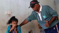 Tidak ada yang mengajarkan kita bagaimana mempertahankan diri, adalah kalimat pertama yang menggugah pelatih tinju Qambrani untuk melatih tinju pada perempuan (Akhtar Soomro/Reuters)