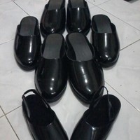 Ini selop hitam yang terbuat dari kulit sapi untuk Ethes pakai saat resepsi. Selop serupa juga Winn buat untuk Jokowi, Gibran, dan Kaesang. Foto: Bayu Ardi Isnanto/detikcom