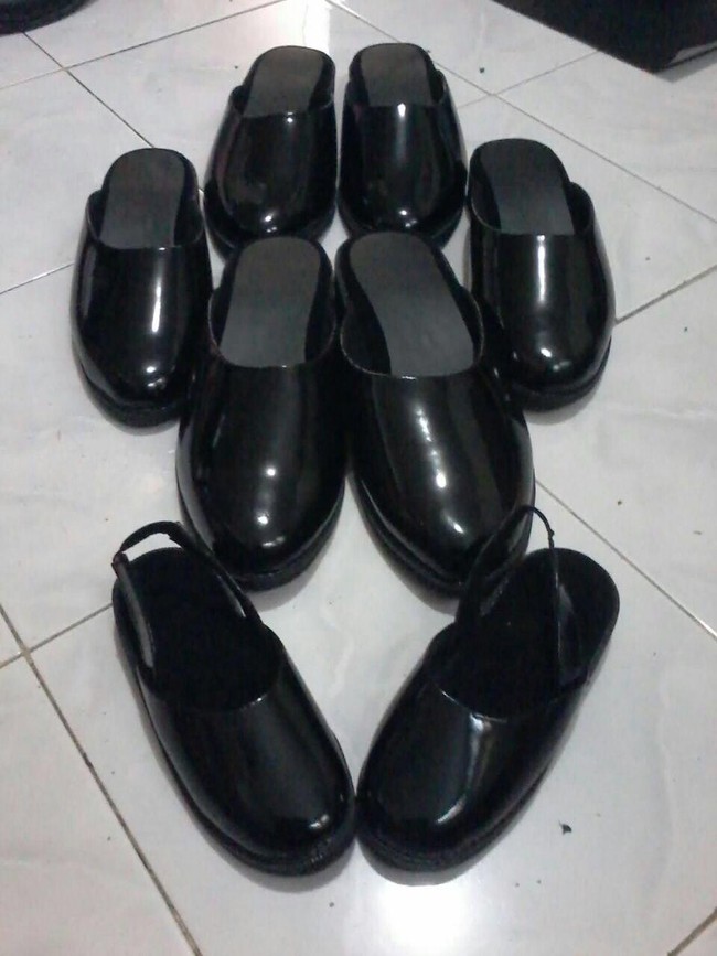 Ini selop hitam yang terbuat dari kulit sapi untuk Ethes pakai saat resepsi. Selop serupa juga Winn buat untuk Jokowi, Gibran, dan Kaesang. Foto: Bayu Ardi Isnanto/detikcom