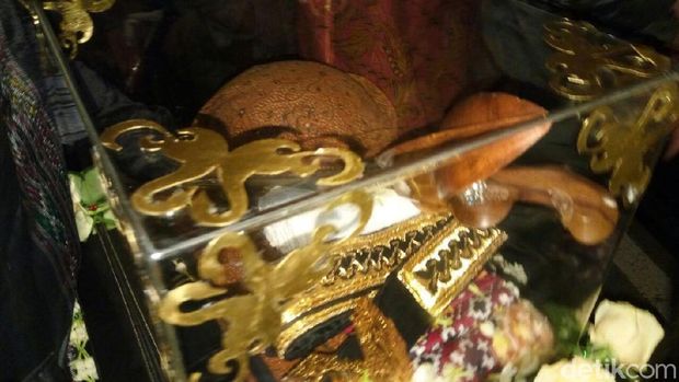 Bobby dan Keluarga Tinggalkan Rumah Jokowi Bawa Angsul-angsul