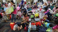 Para bayi menunggu giliran dipijat.
