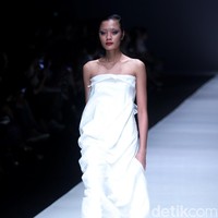 Koleksi terbaru dari Jeffry Tan setelah 8 tahun berkarya di industri fashion, dengan mengangkat tema Prime di Jakarta Fashion Week 2018, Senayan City, Jakarta, Rabu (25/10/2017). Foto: Mohammad Abduh/Wolipop