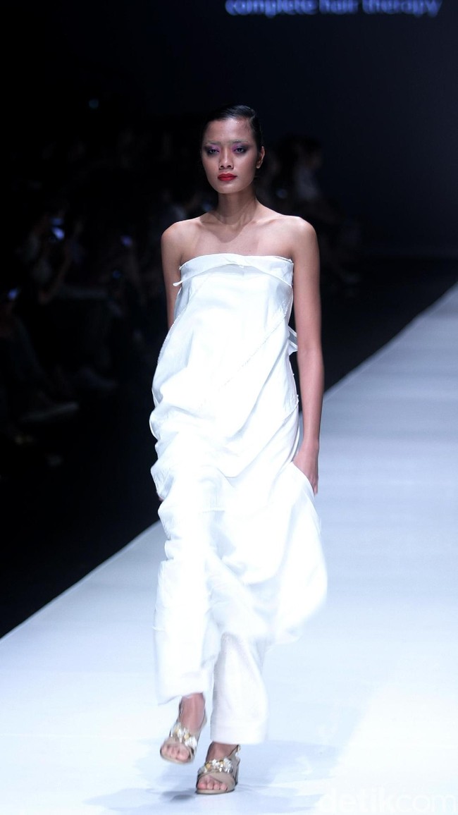 Koleksi terbaru dari Jeffry Tan setelah 8 tahun berkarya di industri fashion, dengan mengangkat tema Prime di Jakarta Fashion Week 2018, Senayan City, Jakarta, Rabu (25/10/2017). Foto: Mohammad Abduh/Wolipop