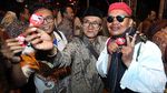 Relawan Berjejalan Saat Masuk ke Rumah Jokowi