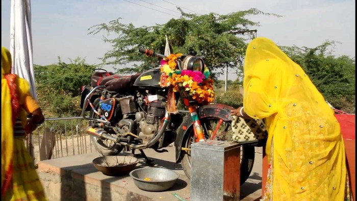 Motor di India Ini Jadi Kuil