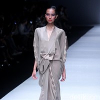 Koleksi terbaru dari Jeffry Tan setelah 8 tahun berkarya di industri fashion, dengan mengangkat tema Prime di Jakarta Fashion Week 2018, Senayan City, Jakarta, Rabu (25/10/2017). Foto: Mohammad Abduh/Wolipop
