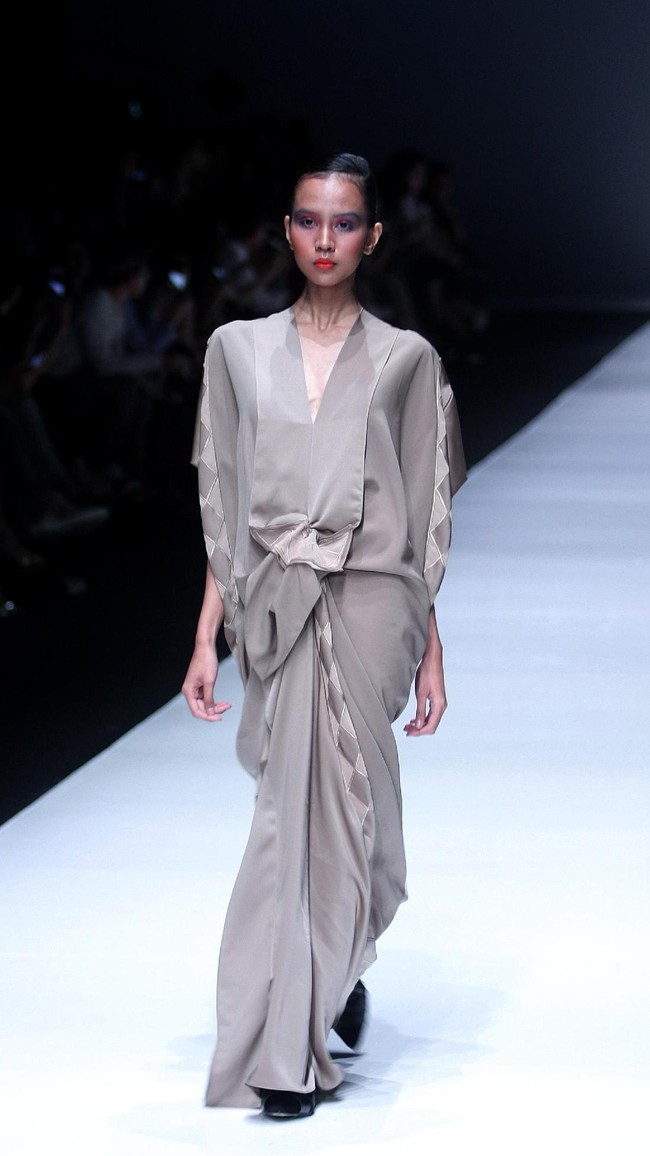 Koleksi terbaru dari Jeffry Tan setelah 8 tahun berkarya di industri fashion, dengan mengangkat tema Prime di Jakarta Fashion Week 2018, Senayan City, Jakarta, Rabu (25/10/2017). Foto: Mohammad Abduh/Wolipop