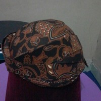 Kalau ini blangkon untuk Ethes pakai saat ijab kabul kahiyang. Winna juga menyiapkan blangkon untuk acara resepsi Kahiyang. Foto: Dok. Winna Miasih