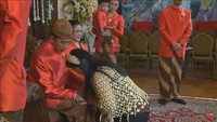 Kahiyang sungkem ke Jokowi. Saat itu, Jokowi mengaku berpesan agar Kahiyang membina rumah tangga dengan sabar (Foto: All Seasons Photo)