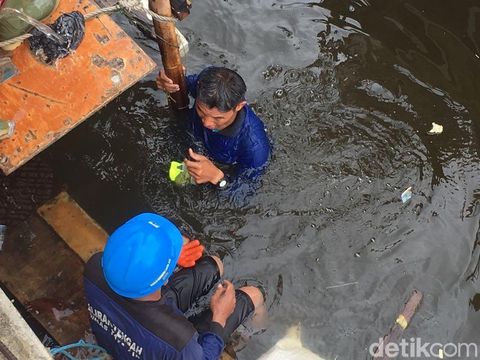 Petugas Sudin SDA menangani tanggul bocor di Luar Batang, Penjaringan, Jakut, Selasa (7/11/2017)