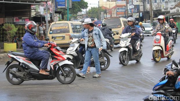 Ini Udin 'Mick Jagger' Pengatur Lalin Nyentrik di Bandung