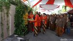 Foto: Momen Jokowi Pasang Bleketepe untuk Pernikahan Kahiyang