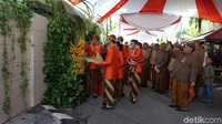 Pemasangan bleketepe diiringi pemasangan tuwuhan dengan pohon pisang raja yang sudah masak. (Foto: Ray Jordan/detikcom)