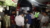 Jenazah dimasukan ke dalam ambulans.