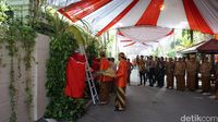 Presiden Jokowi dan Ibu Iriana beserta keluarga sedang melakukan prosesi bleketepe jelang pernikahan Kahiyang-Bobby