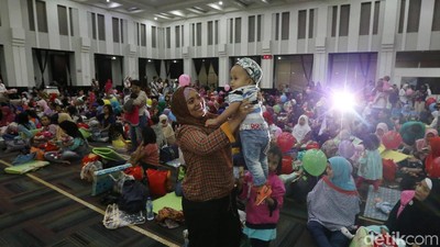 Lucunya Bayi yang Ikut Pijat Massal di Kemenkes