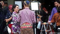 Dua orang jurnalis kompak mengenakan pakaian adat khas Jawa.