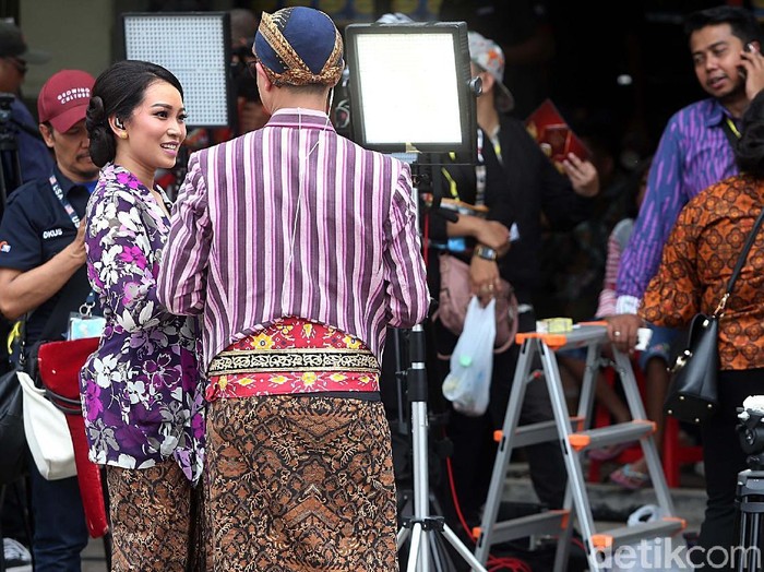 Ada yang unik saat acara prosesi pemasangan bleketepe dan siraman Kahiyang Ayu di kediaman Presiden Jokowi di Solo, Jawa Tengah, Selasa (7/11/2017). Sejumlah jurnalis televisi memakai pakaian adat khas Jawa saat melaporkan berita.