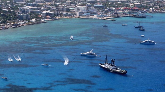 GEORGE TOWN, CAYMAN ISLANDS - APRIL 24:  George Town pictured  on 24 April, 2008 in Grand Cayman, Cayman Islands.  (Photo by David Rogers/Getty Images)