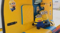 Karakter Minions yang menggemaskan dan warna kuning yang cerah dianggap jadi kombinasi yang tepat untuk menemani pasien sepanjang perjalanannya. (Foto: Facebook/Leesuvan Nirun)