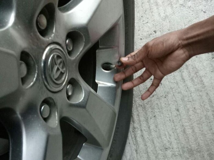Modus rampok baru, tutup pentil diganjal batu agar ban kempes.
