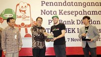 Hadir dalam acara tersebut Direktur Bisnis Bank DKI, Antonius Widodo Mulyono dan Chief Marketing Officer Go-Jek Indonesia, Piotr Jakubowski disaksikan Direktur Teknologi & Operasional Bank DKI, Priagung Suprapto, VP Grup Pengembangan Dana & Jasa Bank DKI, Diki Jatnika dan Vincent, GoPay Strategic Partnership Head di Jakarta (7/11). Foto: dok. GoJek