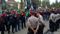 Selama rapat pleno itu berlangsung, seratusan buruh terus berorasi di depan Kantor Wali Kota Cilegon.