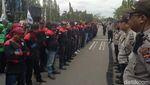 Buruh Cilegon Demo Kenaikan Upah