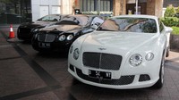 Jajaran mobil anggota Bentley Drivers Club Indonesia yang terparkir di lokasi pertemuan di Plaza Indonesia, Sabtu (4/11/2017). Pool/BDCI.