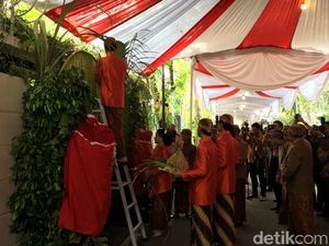 Naik Tangga, Jokowi Pasang Bleketepe untuk Pernikahan Kahiyang