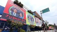 Karangan bunga dijajarkan di pinggir jalan sekitar Graha Saba Buana.
