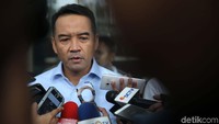 Ketua Komisi VI DPR dari Fraksi Partai Amanat Nasional (PAN) Teguh Juwarno keluar dari Gedung KPK, Jakarta, usai diperiksa Selasa (7/11/2017).