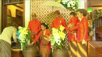  Dalam prosesi itu, Jokowi bersama istrinya, Iriana, berperan menjadi penjual dawet dan membagikannya kepada para tamu. Iriana yang menggendong bakul berisi dawet, Jokowi yang akan memayunginya, sembari keduanya menawarkan dagangan itu. (Foto: Dok. All Seasons Photo)